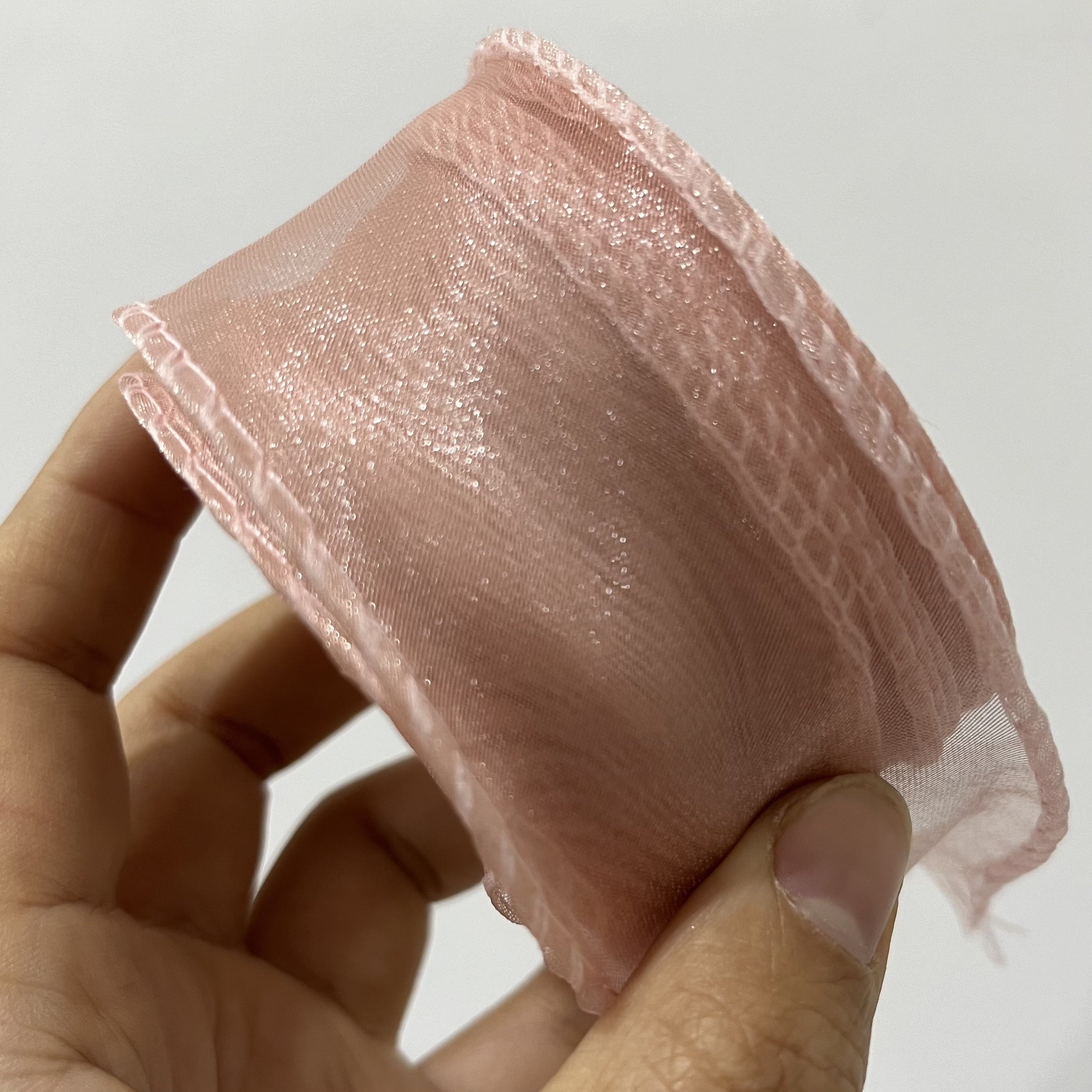 Envoltura de regalo para el Día de San Valentín con cinta de raso de gasa para decoraciones de bodas