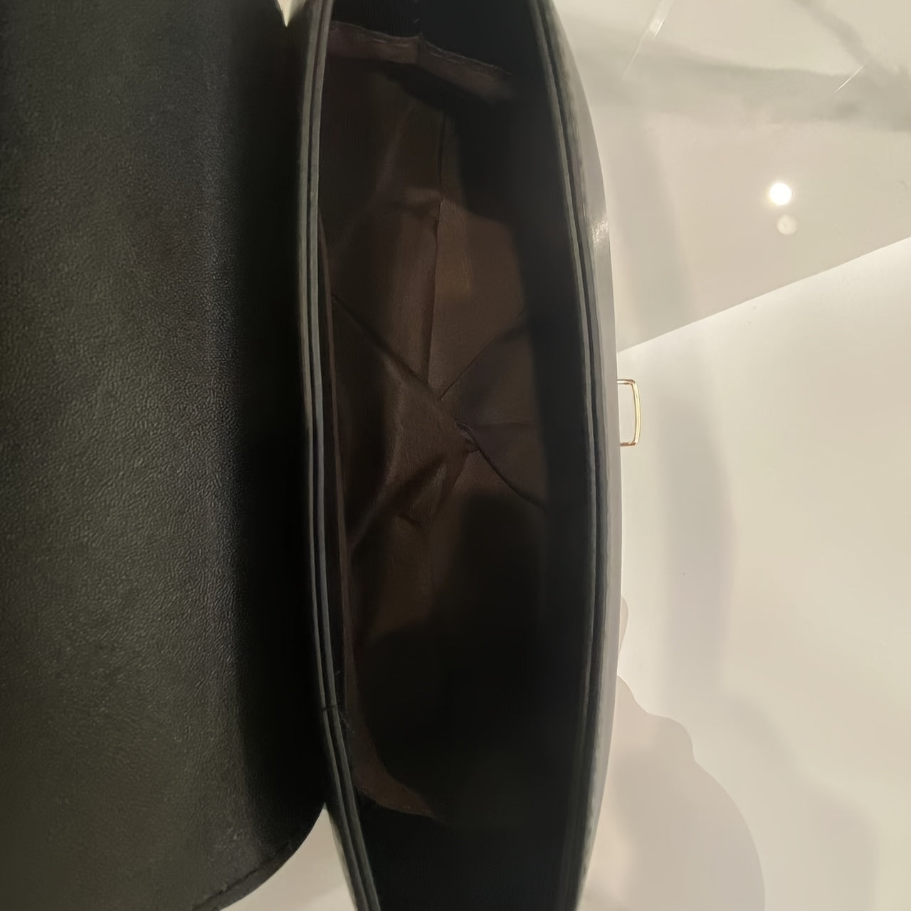 Ayollar uchun qora yelka sumkasi, frantsuz ilhomlangan dizayn va oltin klip bilan