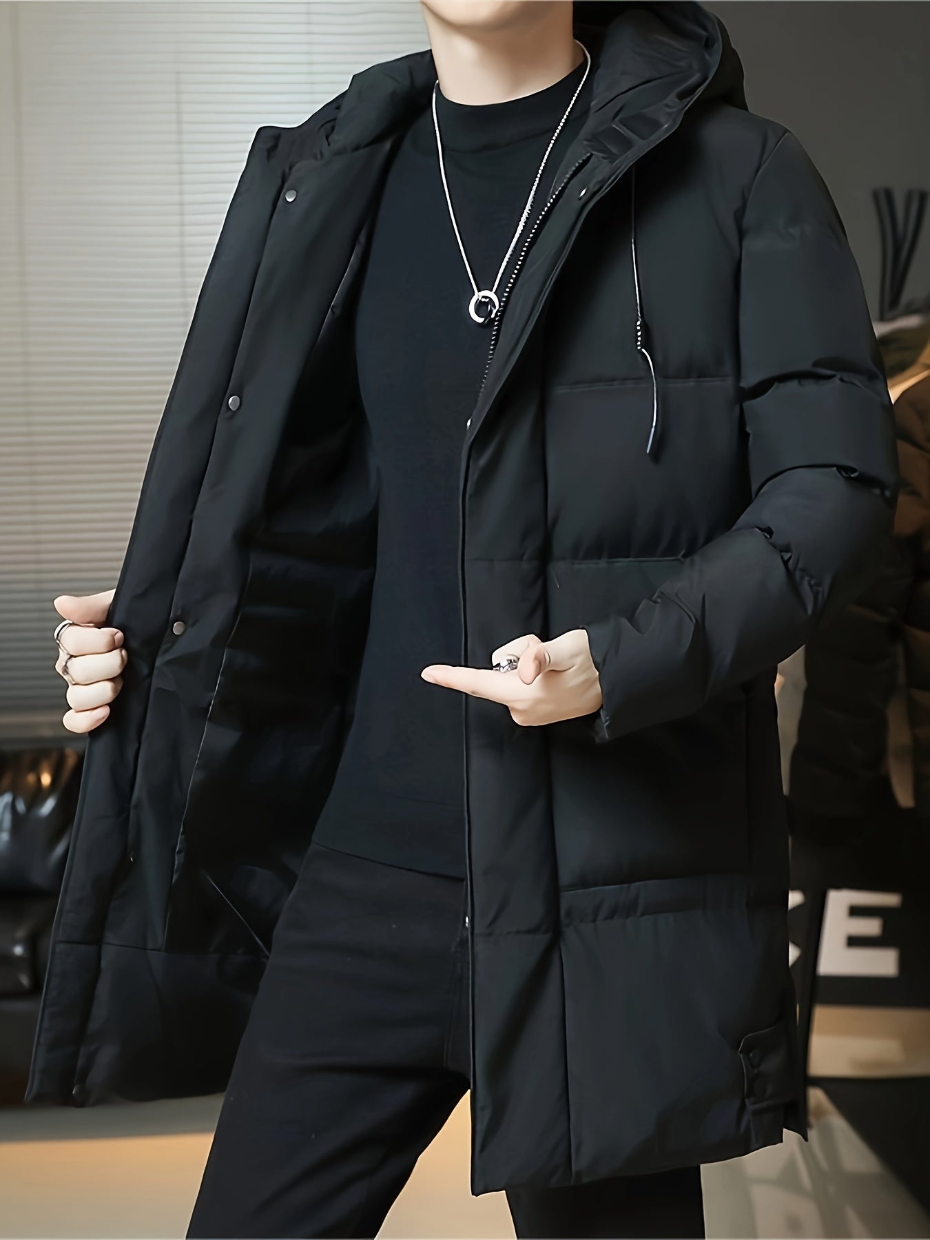 Erkaklar uchun uzun kapüşonli palto, iliq, qalin polyesterdan tayyorlangan, katta cho'ntaklari bor. Qora rangdagi zip-up qish palto, tasodifiy kiyimlar uchun. Katta cho'ntak dizayni va mustahkam qish kiyimi.