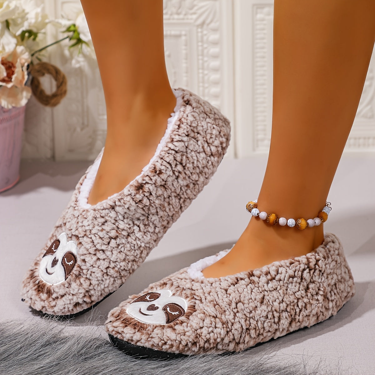Ayollar uchun qulay Squirrel Slip-On shlyapki yumshoq mato, sirpanmaydigan tag, uy uchun