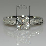 Роскошное кольцо в стиле отпуска из стерлингового серебра S925 с гало и принцессовидным кубическим цирконием в 4-лапковом креплении - идеальное обручальное кольцо или подарок для женщин, идеально подходит для свадеб и праздников.