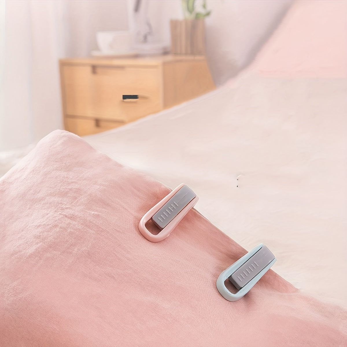 6 ta no-slip yotoq to'siqlari - qulay ulanishi mumkin bo'lgan, ignasiz ushlagichlar, yostiq va pardalarni mustahkam ushlab turish uchun, bir nechta ranglarda mavjud.