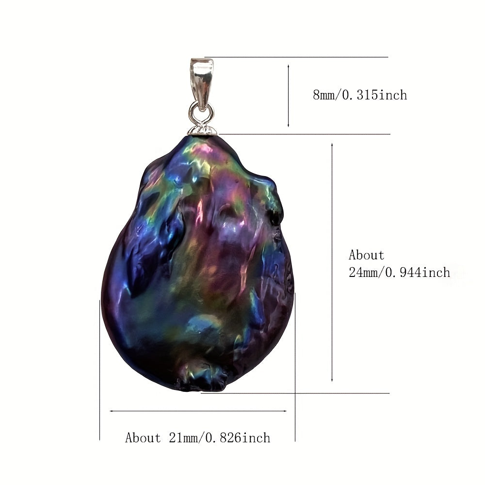 Qora va ko'k barokko dizayni bilan inlay qilingan uzun tangali tekis tabiiy shirin suv marvaridi pendant, taxminan 24mm o'lchamda. Quti yoki zanjir bilan kelmaydi. Rangiga ko'ra kumush.