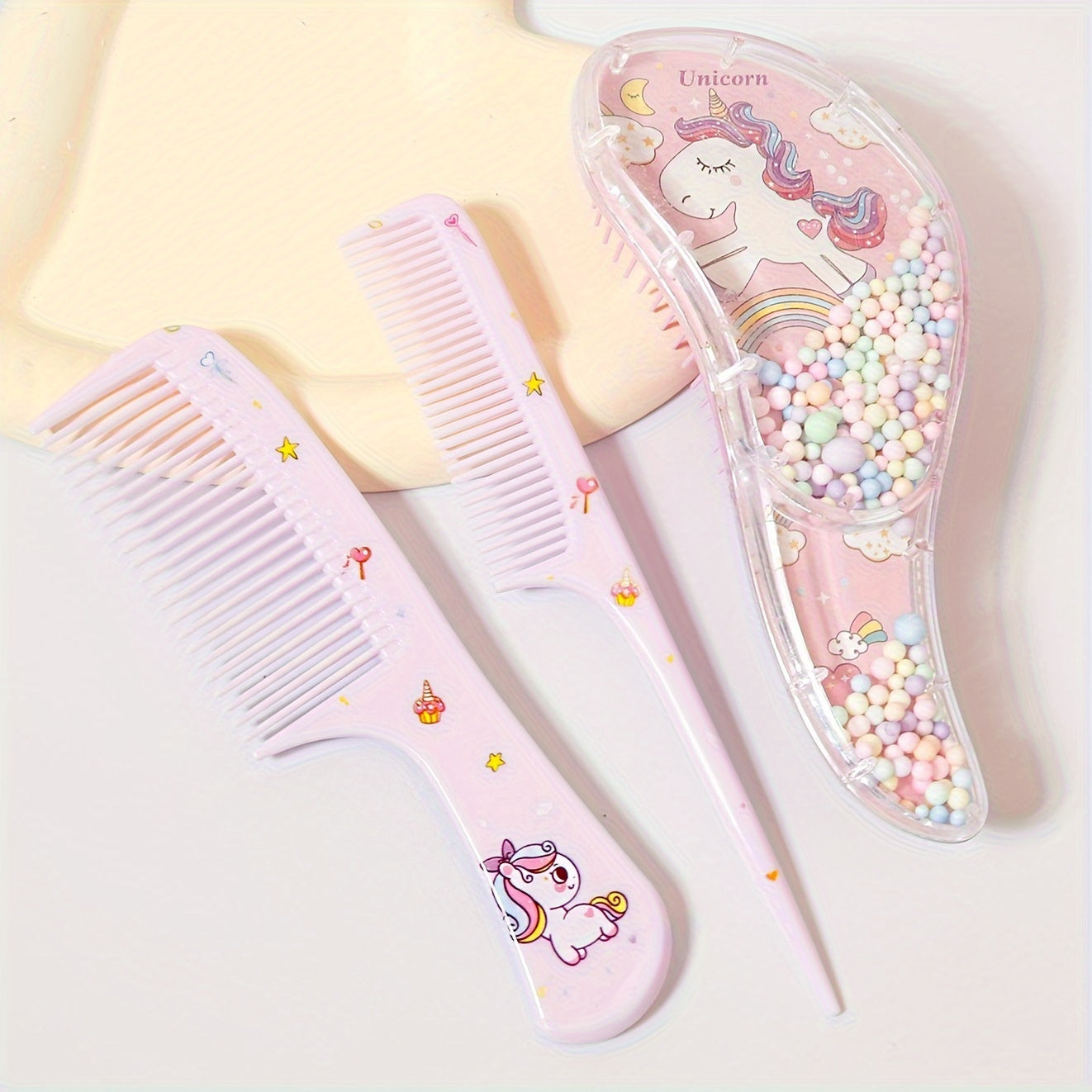 Nam va quruq sochlar uchun 3 ta multfilm soch taroqi to'plami, barcha soch turlari uchun mos. Mustahkam ABS plastik tutqichi bilan, sovg'a sifatida ajoyib.