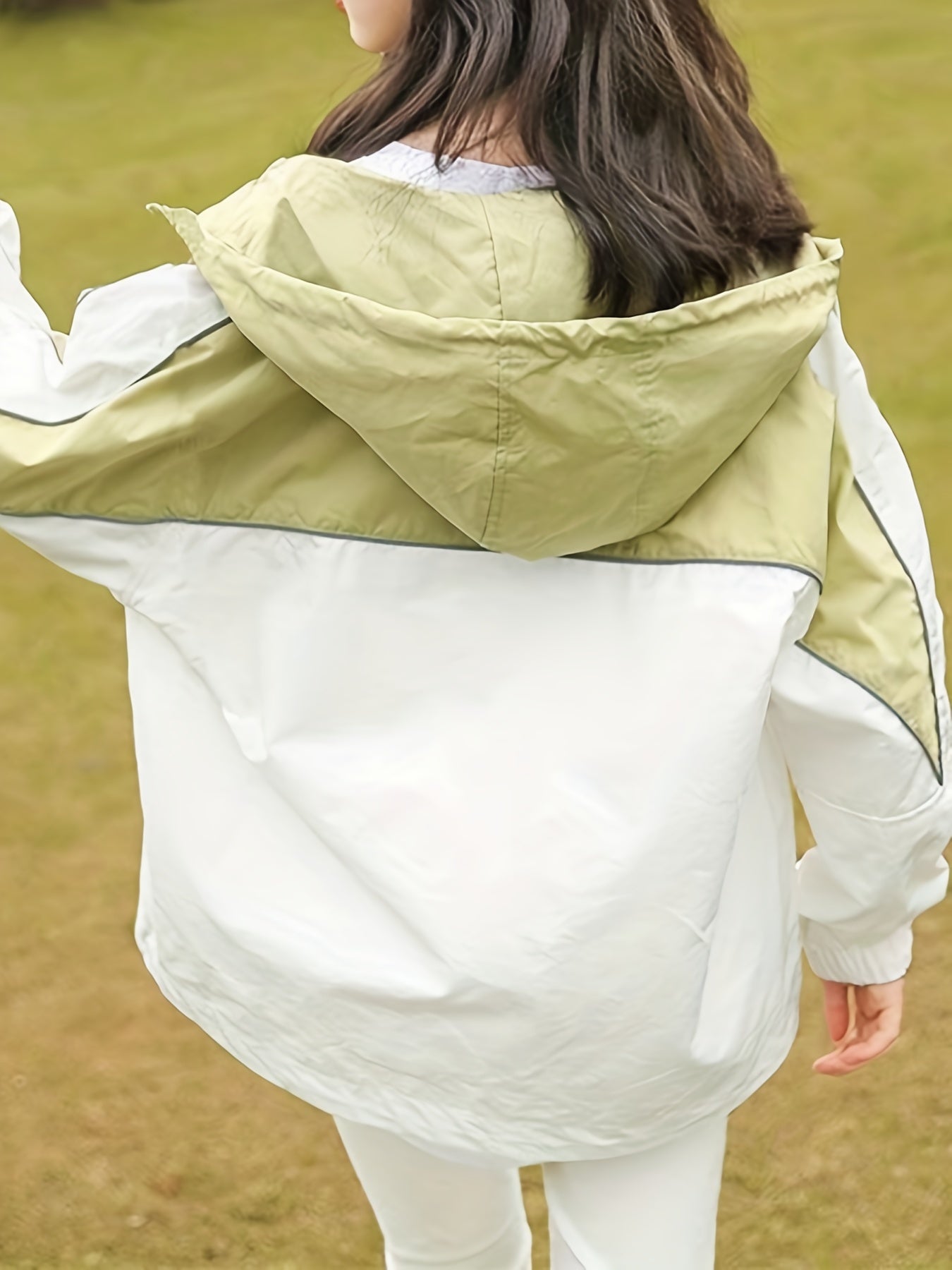 Девочковая ветровка на весну и осень 2024 с капюшоном, с буквенным принтом, из полиэстера, повседневная, свободного кроя