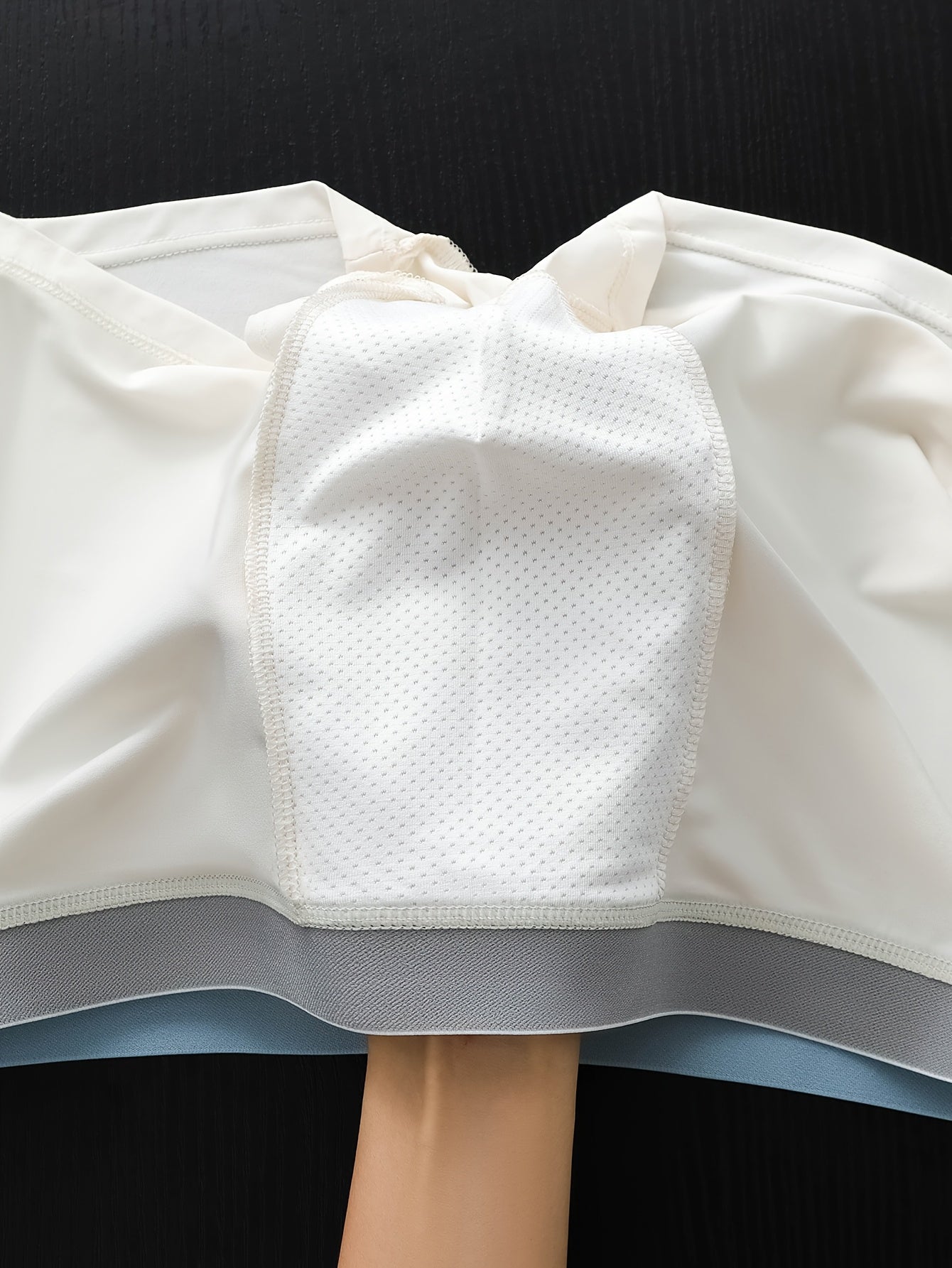 Erkaklar uchun ikki rangli boxer shortlar, nafas oladigan polyester spandeks aralashmasidan tayyorlangan, o'rtacha cho'ziluvchan trikotaj mato. Tropik naqsh va qarama-qarshi bog'ich bilan bezatilgan, kundalik kiyish uchun mukammal.