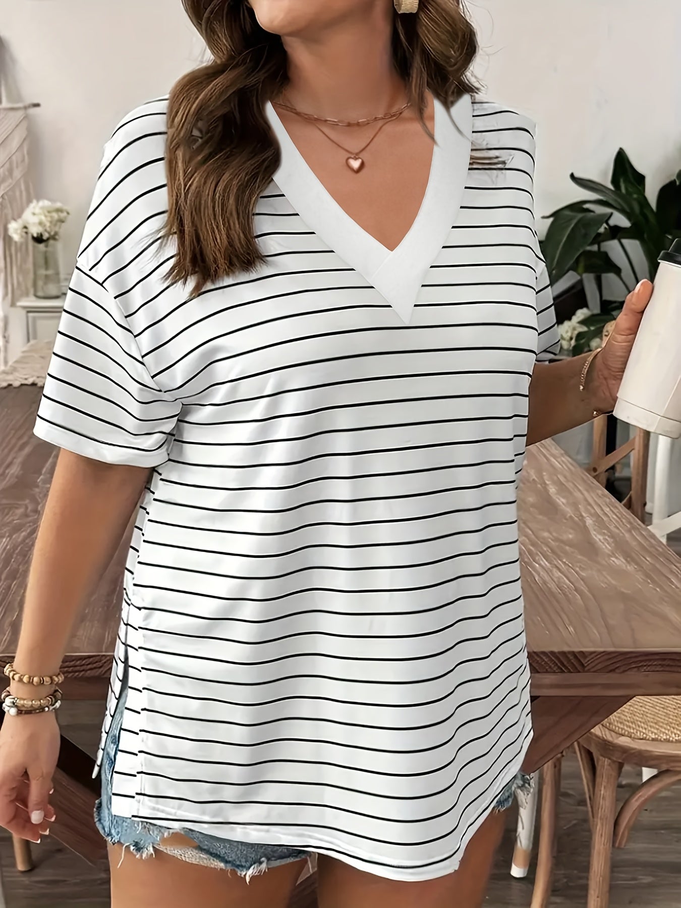 Camiseta de mujer de talla grande con cuello en V a rayas, que absorbe la humedad, suave y casual para deportes