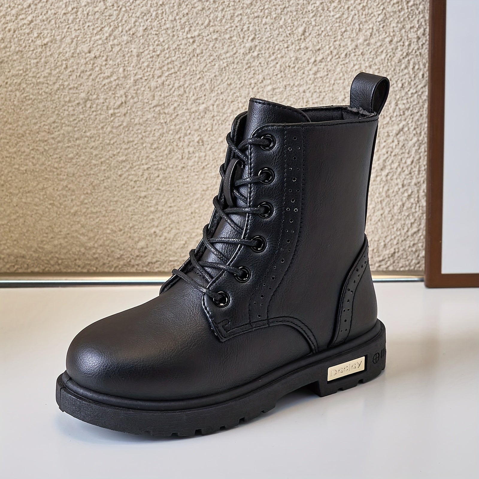 Qizlar uchun qattiq ranglarda, fermuari bilan yengil, sirpanmaydigan botinkalar, kuz va qish uchun mukammal.