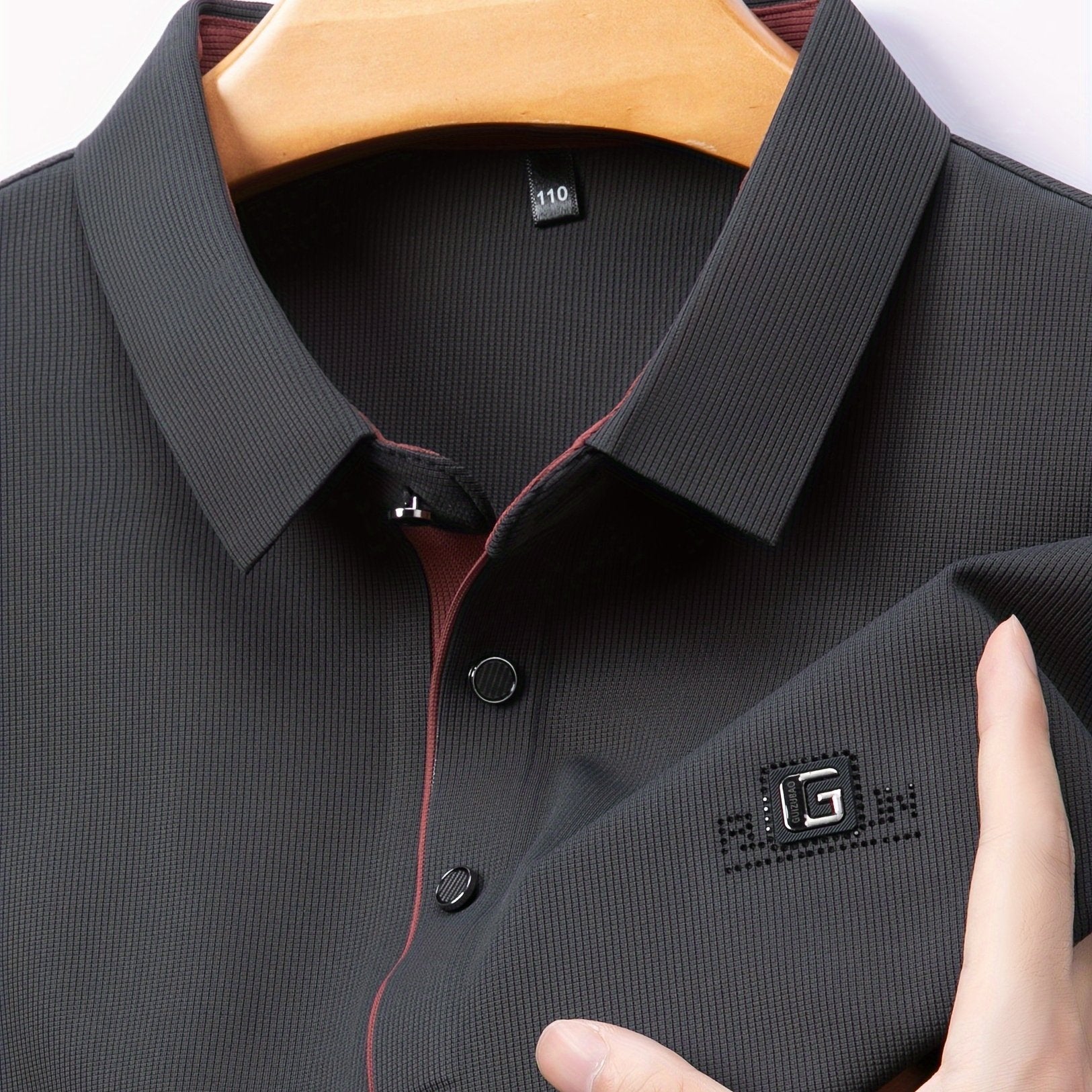 Camisa de manga larga de color sólido para hombre con botones, cuello de solapa y detalles con logotipo