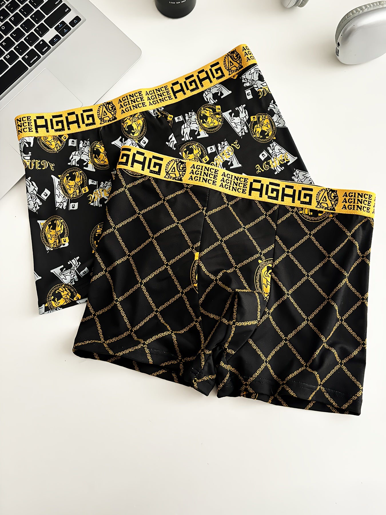 2-Pack erkaklar uchun boxer shortlari, oltin bosma bilan, 95% polyester va 5% spandeksdan tayyorlangan. Elastik to'qilgan mato, geometrik naqsh va nafas oladigan, tez quriydigan material bilan ta'minlangan, kundalik foydalanish uchun mustahkam.