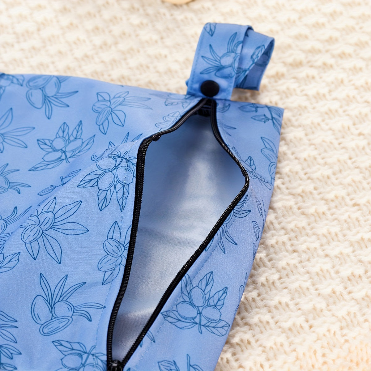 Qayta ishlangan materialdan tayyorlangan, tutqichi bo'lgan suv o'tkazmaydigan pampers sumkasi, ko'p funksiyali dizayni bilan va 2 dona nam-quruq sumkalar bilan birga.