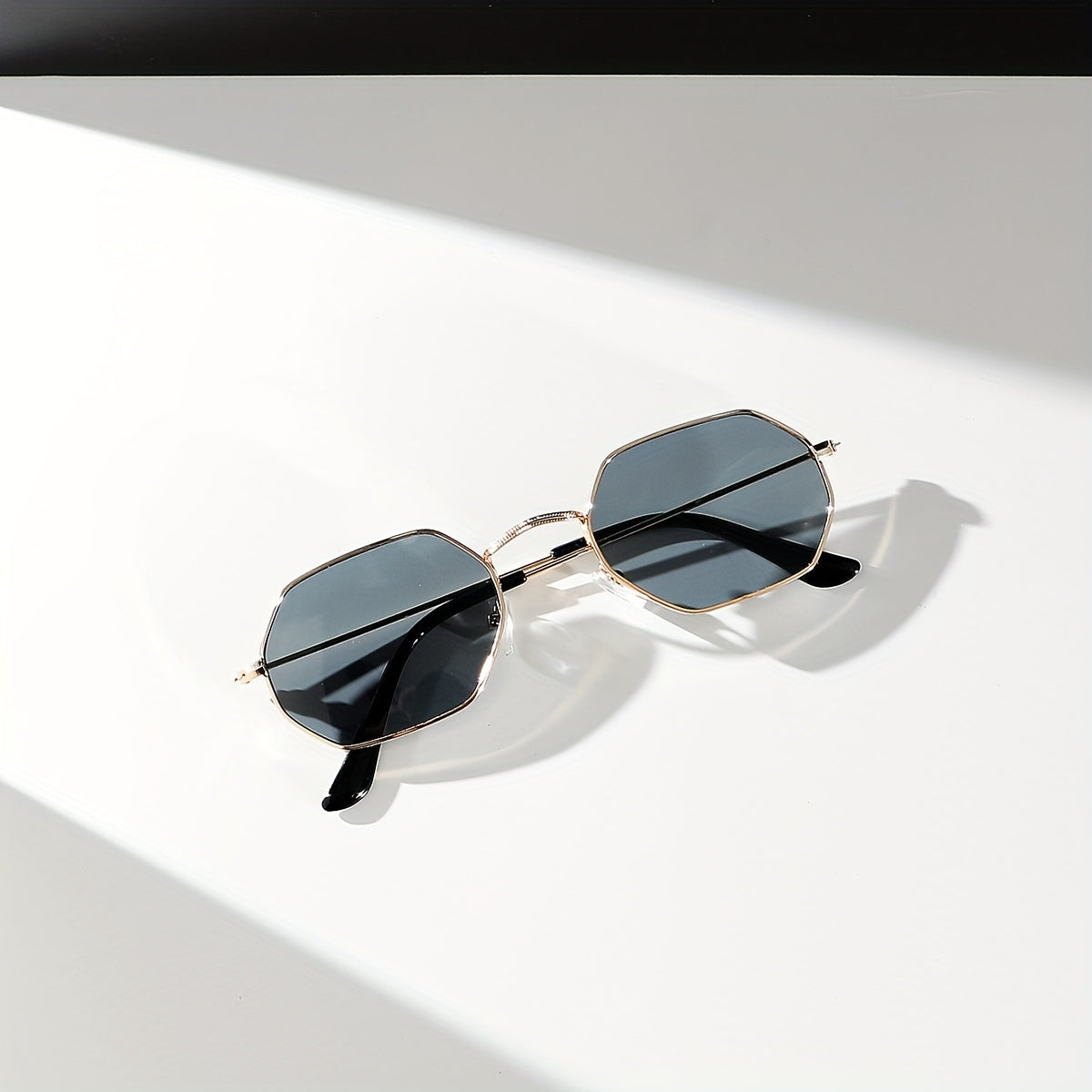 Tayyorlangan poligon metall ramkali ko'zoynaklar, PC linzalari bilan sayohat va har kuni moda uchun. Oval dizayn, mustahkam ramka, bezakli ko'zoynak.