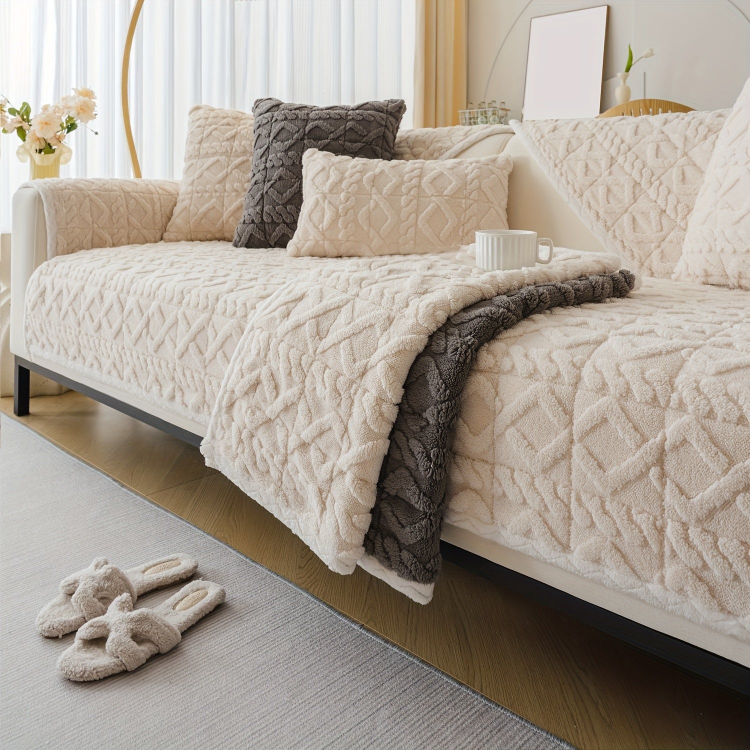 Qalin plush divan qoplamasi bohemian shik uslubida, uy hayvonlari uchun qulay va dog'larga chidamli. Mashinada yuvish mumkin va bitta to'rt o'rindiqli divanlar uchun bir nechta ranglarda mavjud.