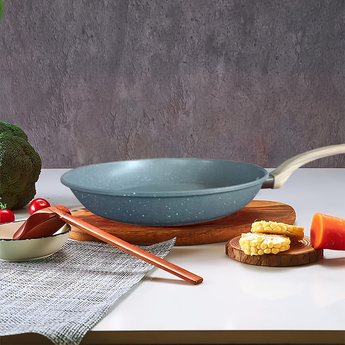 Qora, kulrang va bej rangdagi uchta yopishqoq bo'lmagan quyma temir qozonlar to'plami. Yog'och tutqichlari mavjud va induksiya va gaz pechlari bilan mos keladi. Tozalash oson, va idish yuvish mashinasida yuvish mumkin. Mukammal oshxona pishirish to'plami.