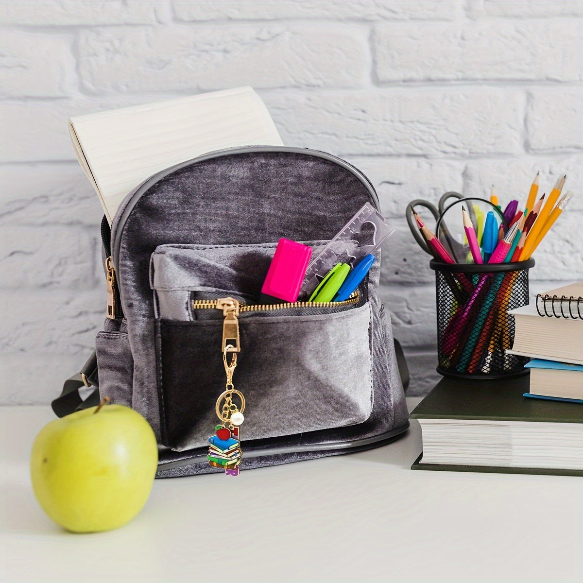 Juego de 5 llaveros de aleación y madera con temática de dibujos animados y agradecimiento a los profesores con borlas para el festival de bienvenida