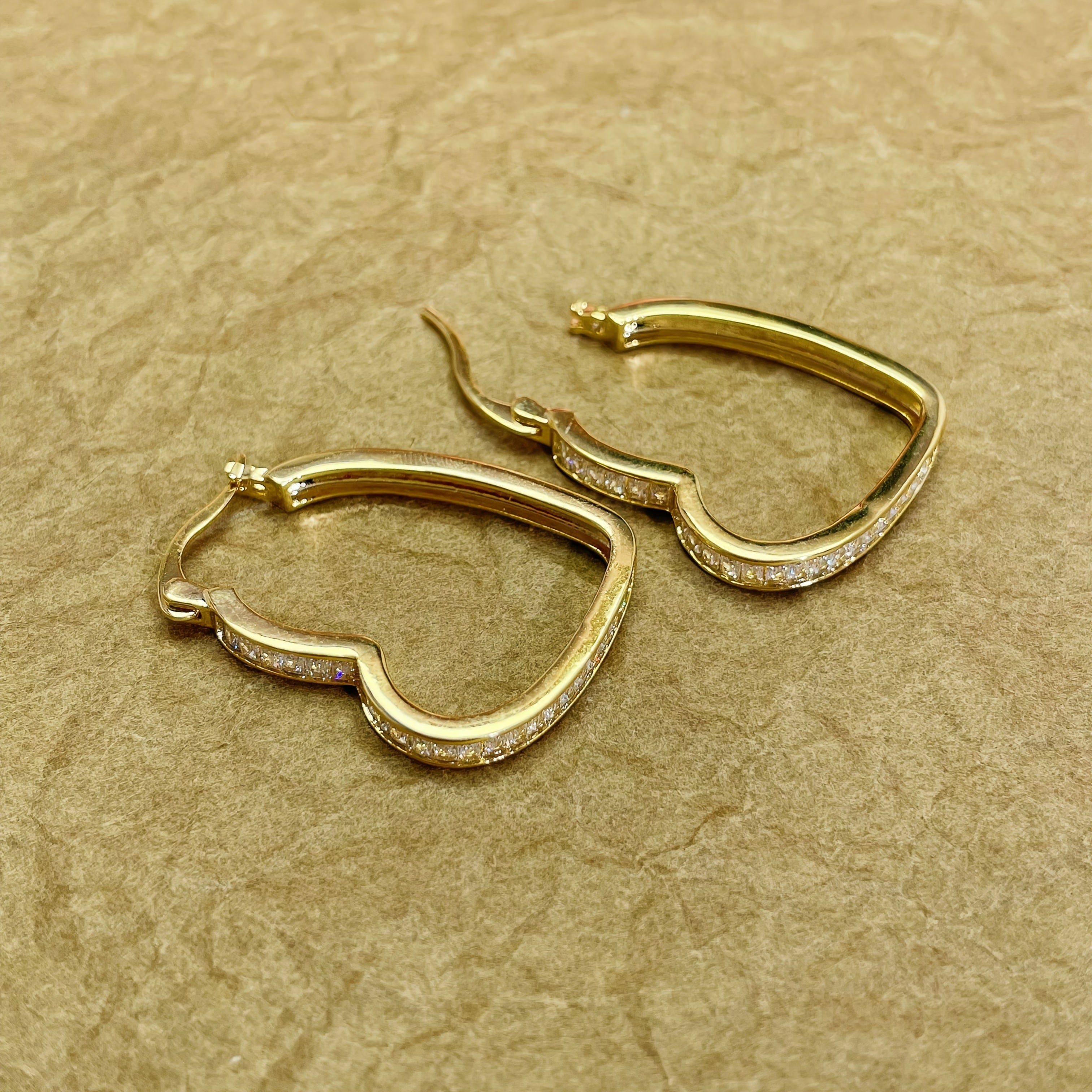 "14K oltin qoplamali misdan, tabiiy zirkonlardan, 925 sterling kumushdan tayyorlangan vintage boho uslubidagi halqa marjonlarining ikki juftini oling. Ushbu rangsizlanmaydigan hashamatli marjonlar partiyalar va ta'tillar uchun mukammaldir va ideal"