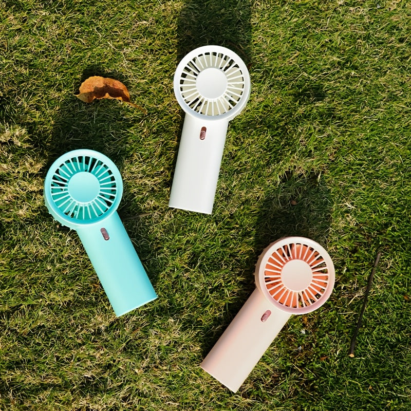 Bir shamol tezligi bilan mini ventilyator qoʻlda yoki stol ustida ishlatilishi mumkin, yoz va turli faoliyatlar uchun mos. Batareyalar kiritilmagan. Har qanday yosh va holatlar uchun mos.