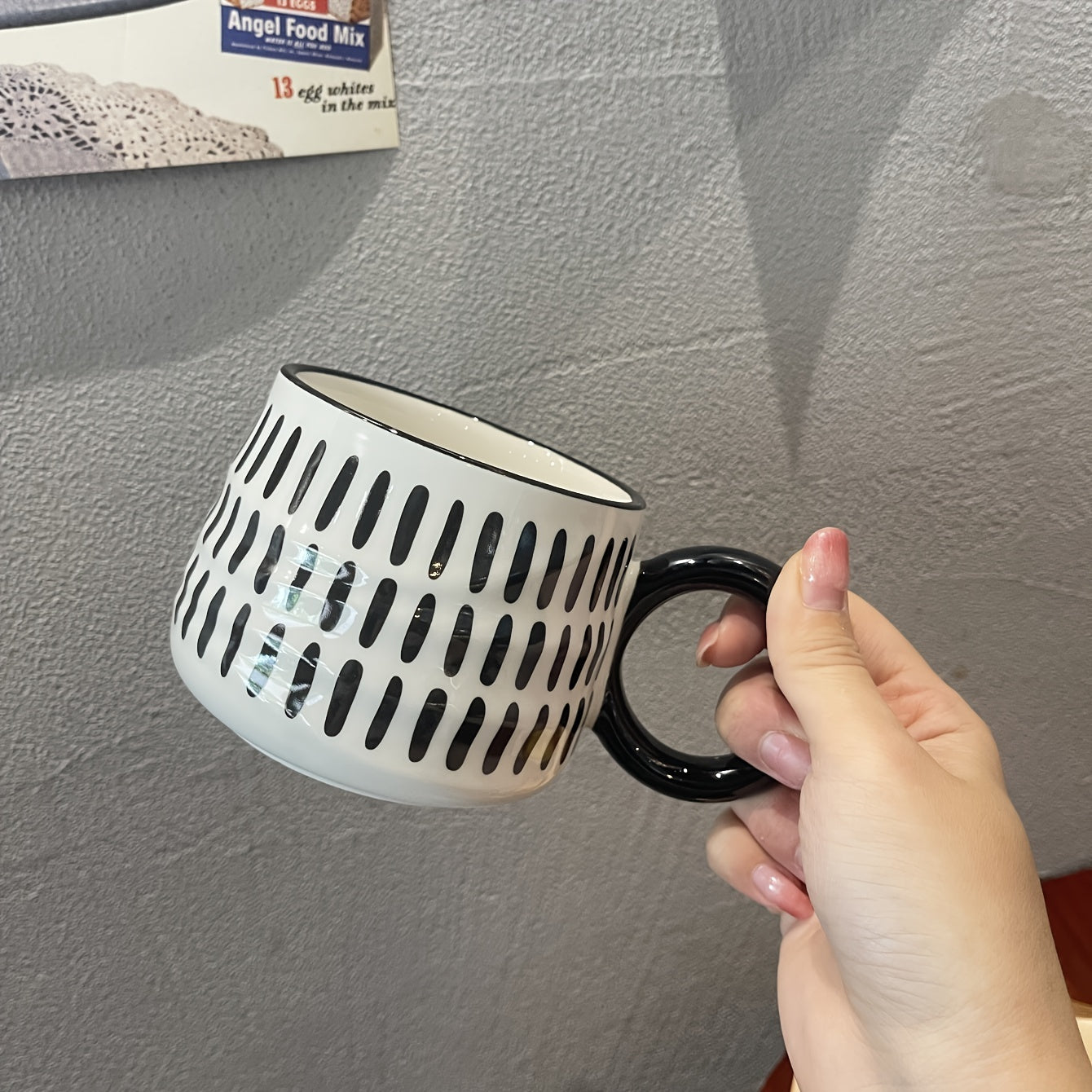Taza de cerámica a cuadros en blanco y negro para uso en el hogar y en restaurantes