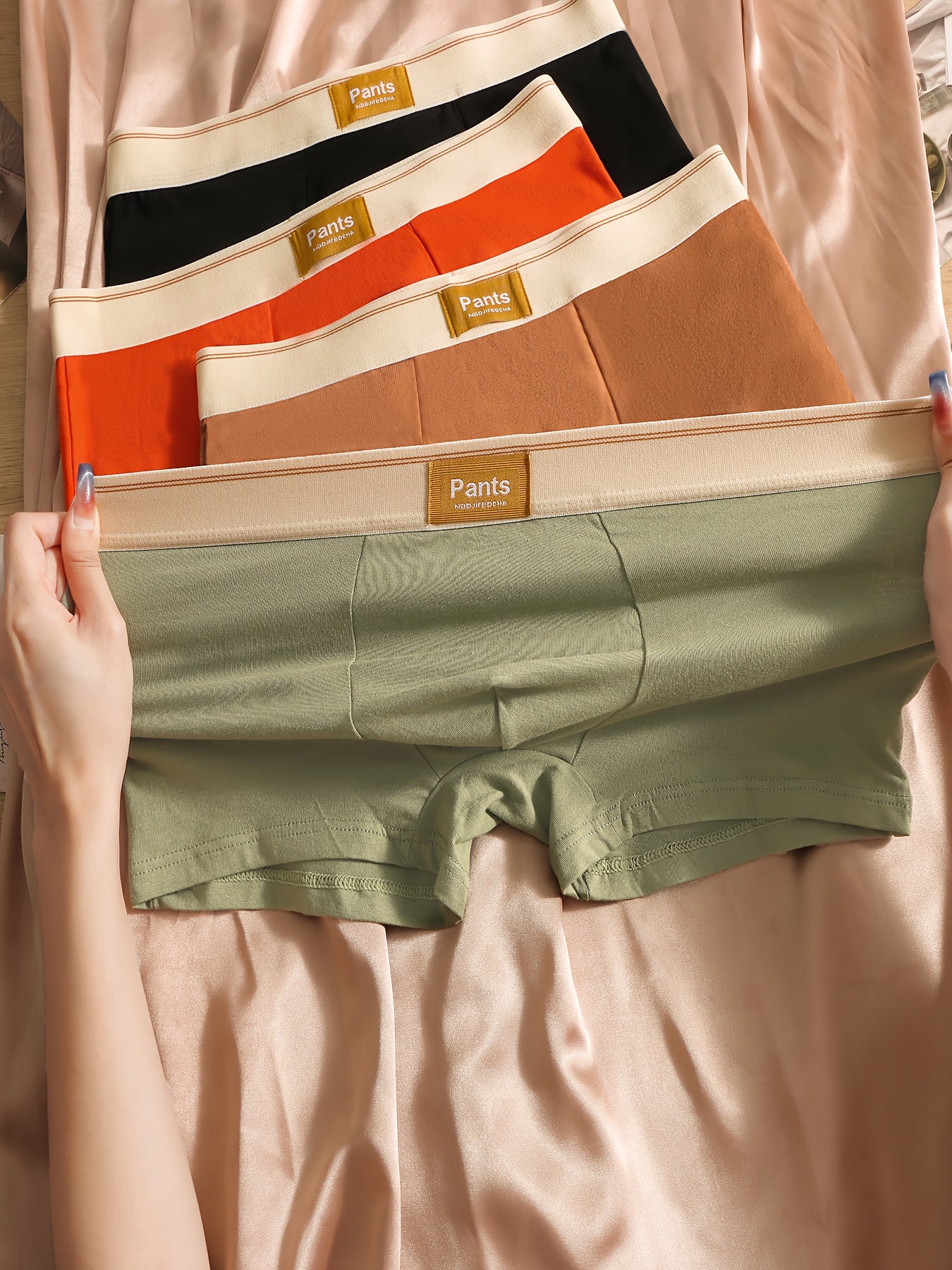 Erkaklar uchun 8 ta to'plam rangli boxer brieflar, nafas olish uchun qulay paxtadan tayyorlangan.