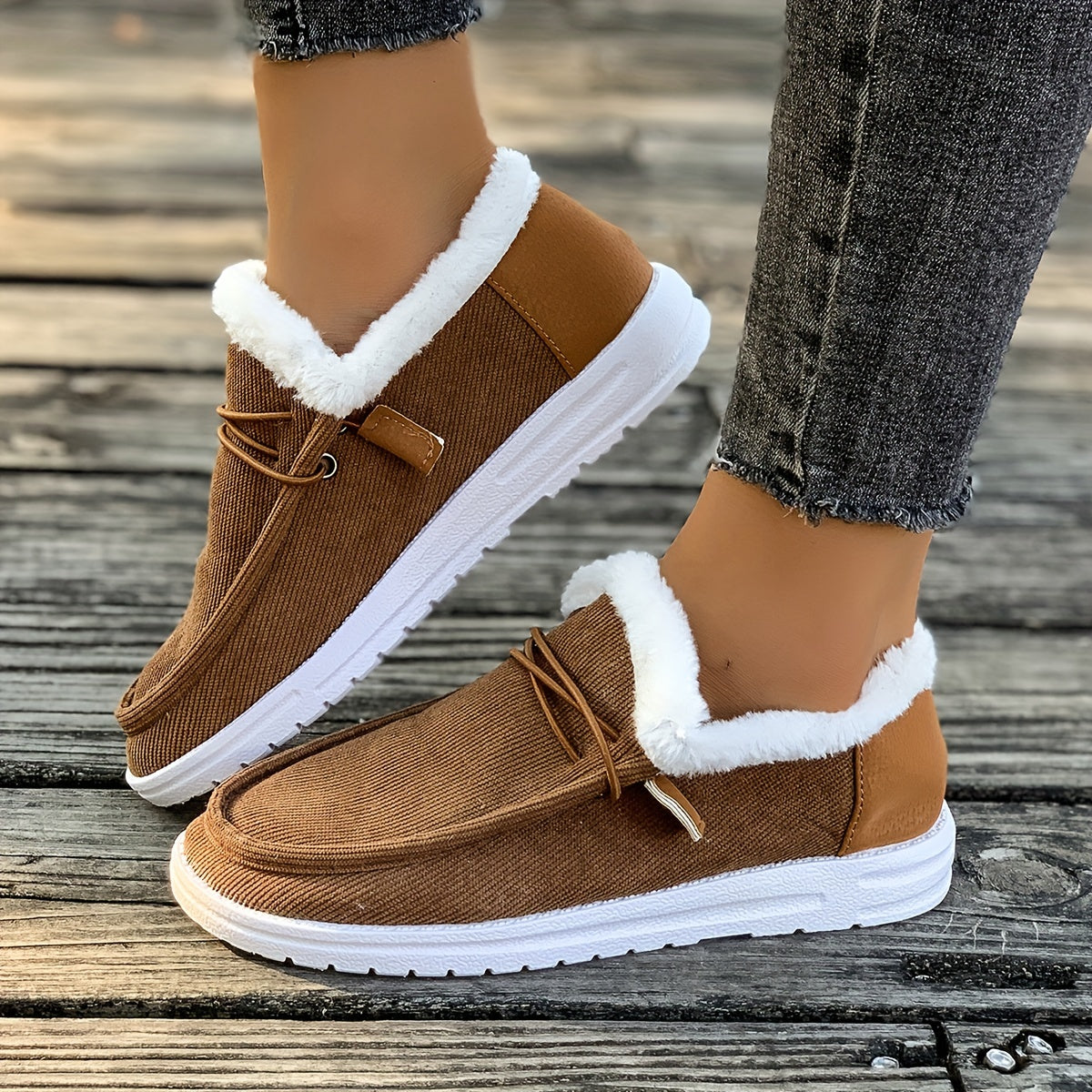 Ayollar uchun bej rangli slip-on mokasinlar, mo'ynali chetlar bilan, kundalik tekis poyabzal