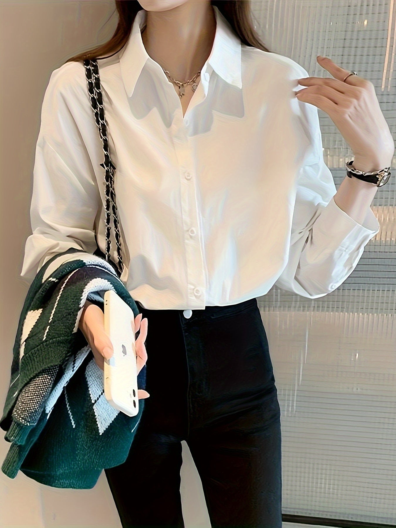 Рубашка с длинными рукавами и лацканами однотонного цвета, идеальна для весны и осени.