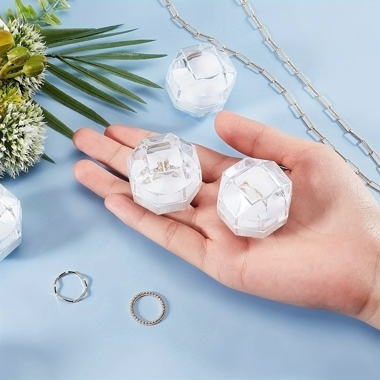 10 ta nafis sakkizburchakli shaffof plastik uzuk qutilari, metall ichki qismi bilan - zargarlik ko'rsatish, to'ylar, partiyalar va zargarlik qutilari sifatida ideal.