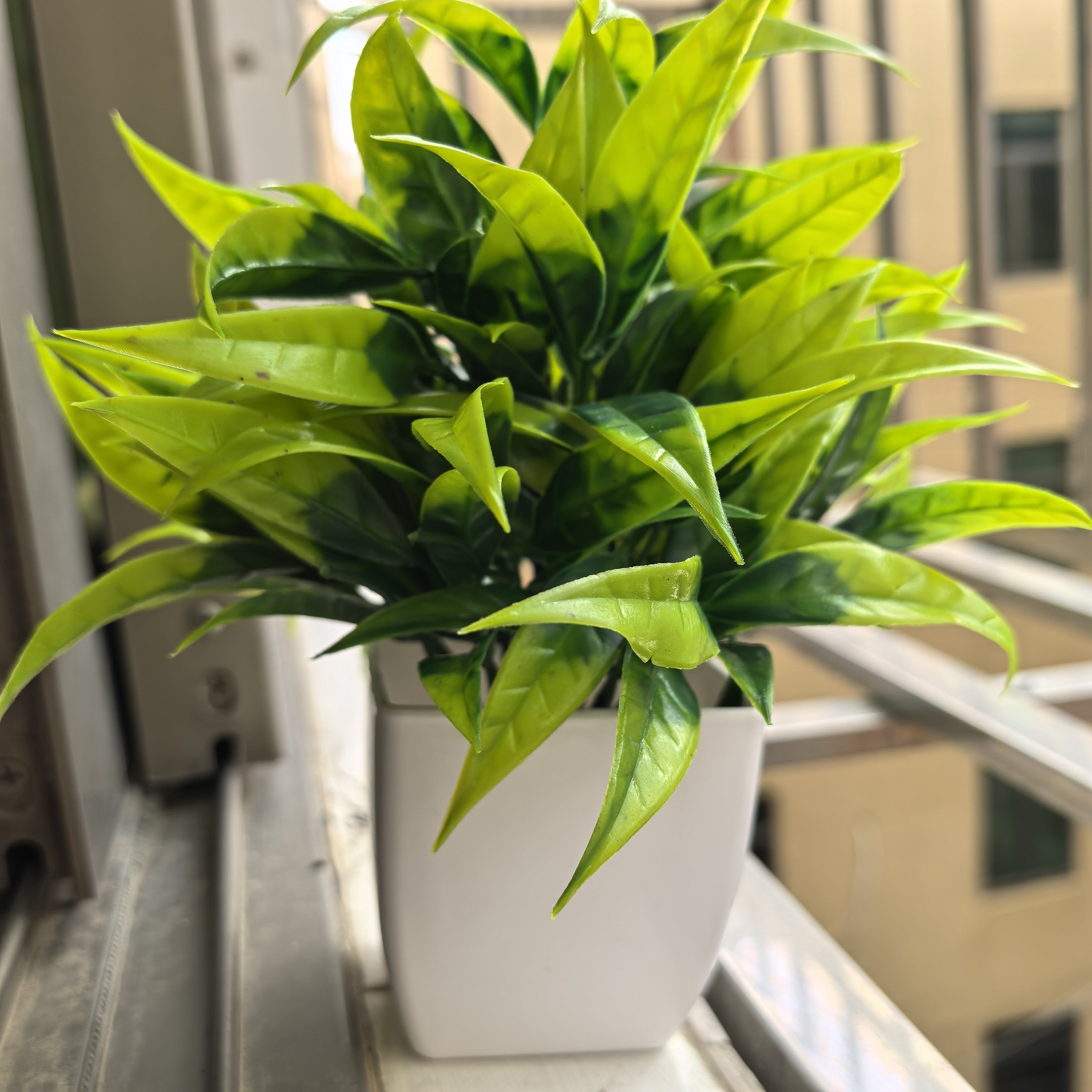 1 шт. искусственного пластикового цветка бонсай, идеально подходит для украшения гостиной или обеденного стола, размер 18 см/7 дюймов.