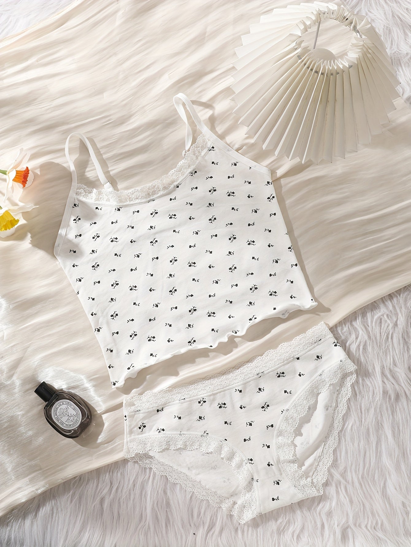 Trendy naylon tank top va lace trim bilan yuqori beldagi ichki kiyim to'plami.