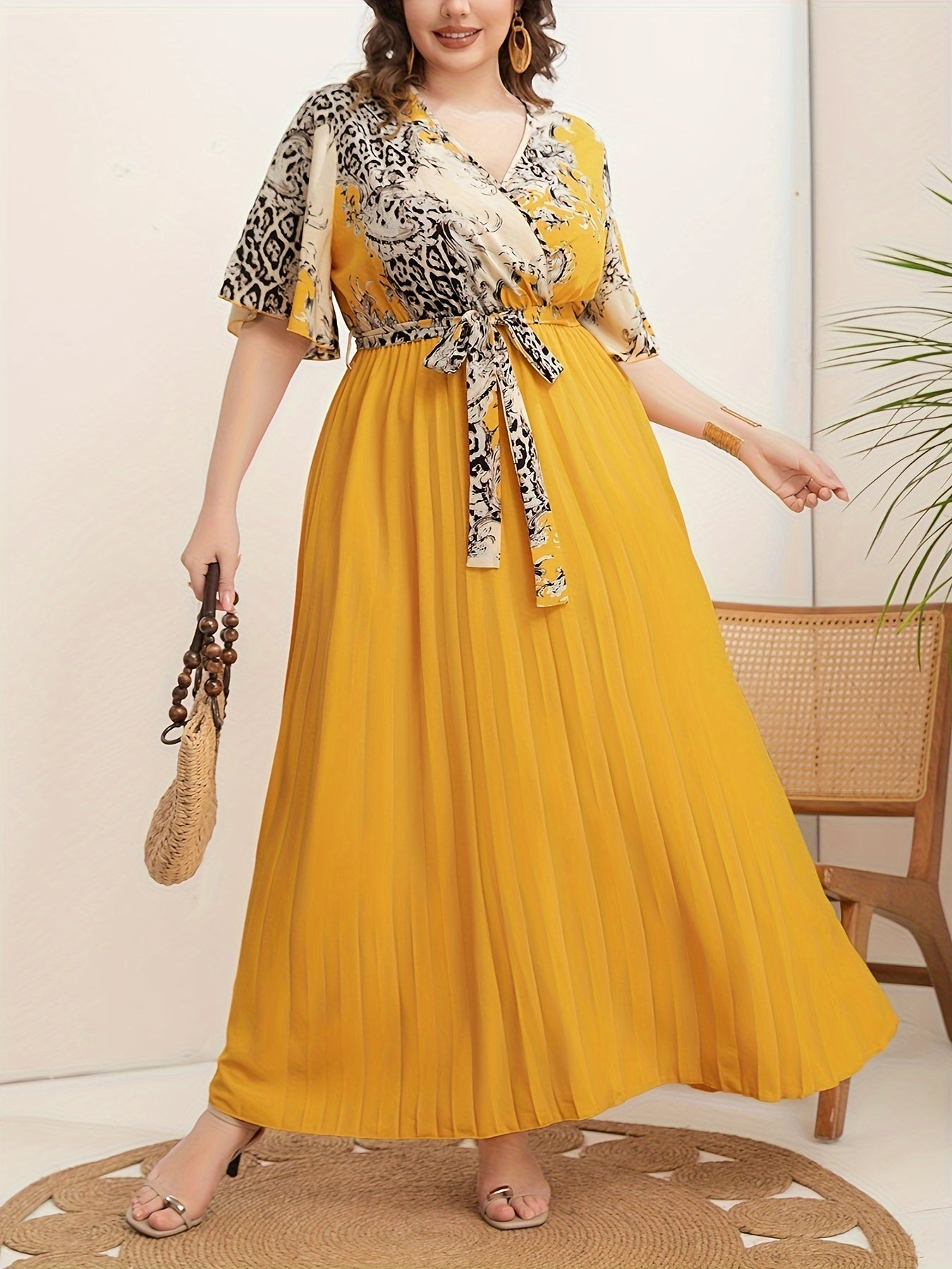 Vestido de mujer con escote en V y patrón de Oriente Medio elegante