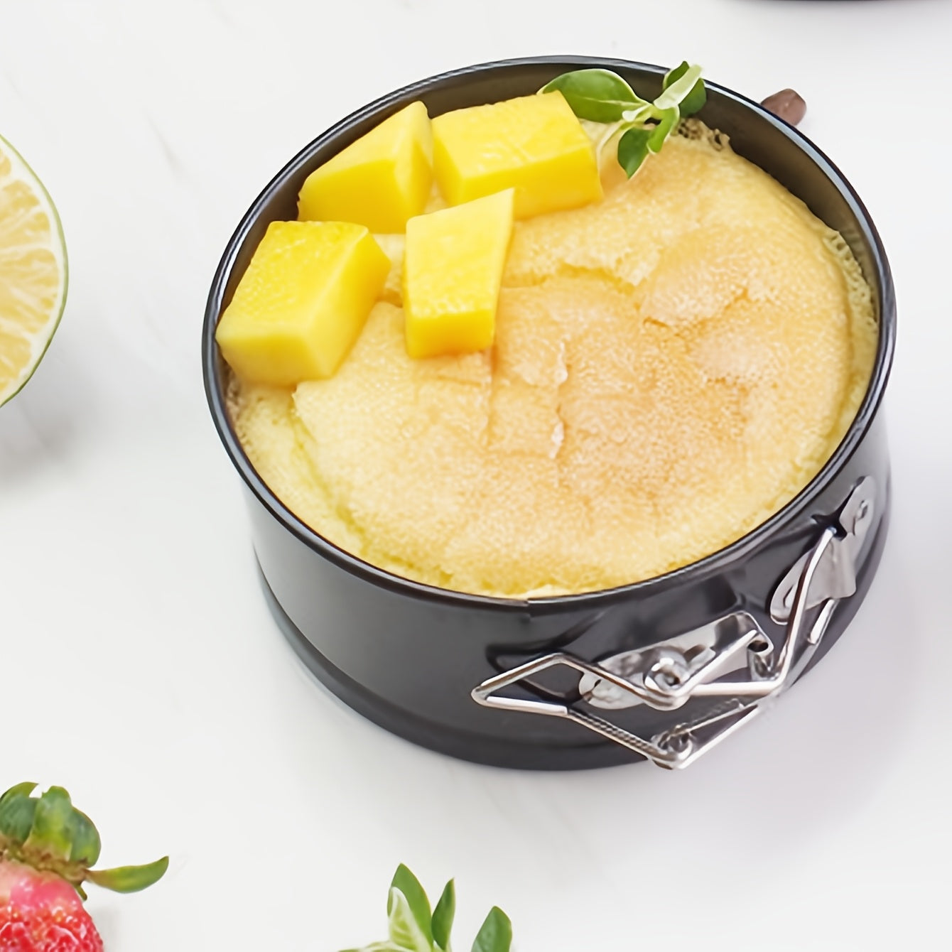 Круглая чугунная форма для выпечки с защелкивающимся дном, оснащенная кольцевой формой с легким освобождением и съемным кухонным аксессуаром для выпечки и приготовления пищи.