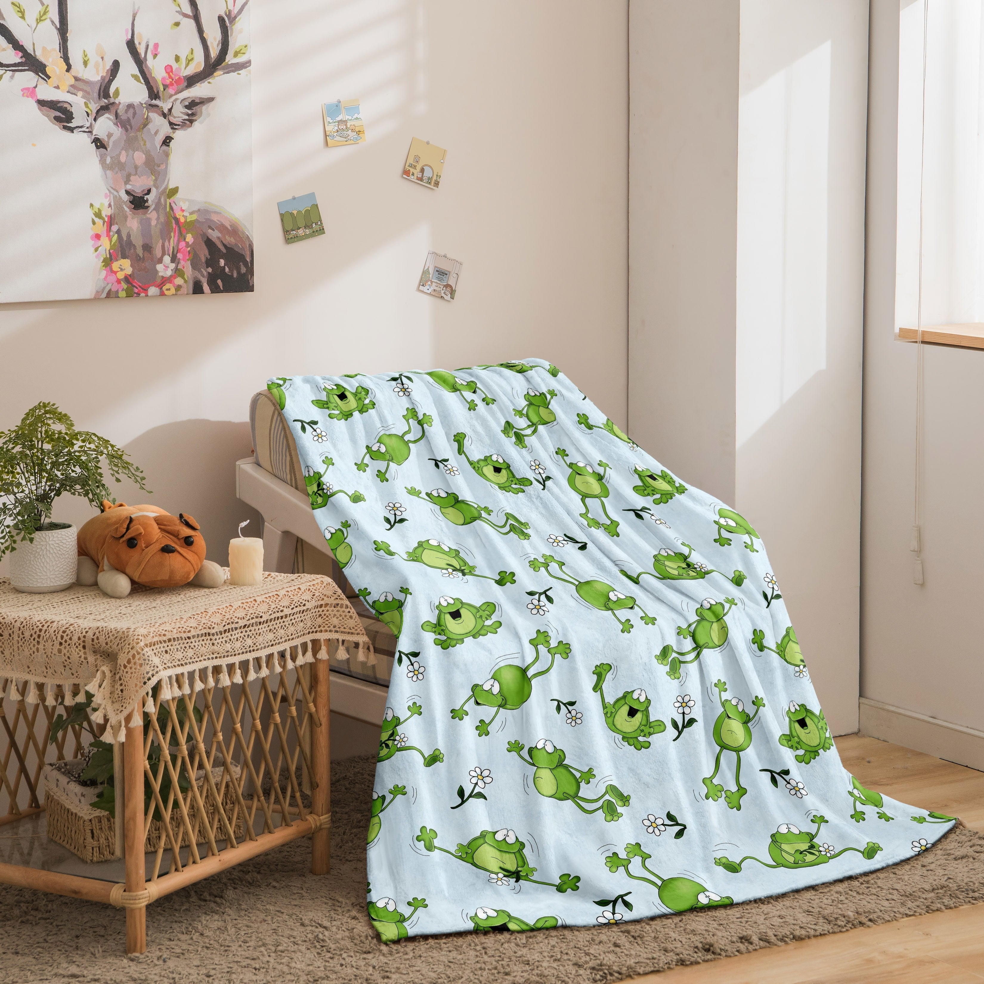 Cuddly Frog Pattern Flannel Throw Blanket Polyester Skin-Friendly All-Season