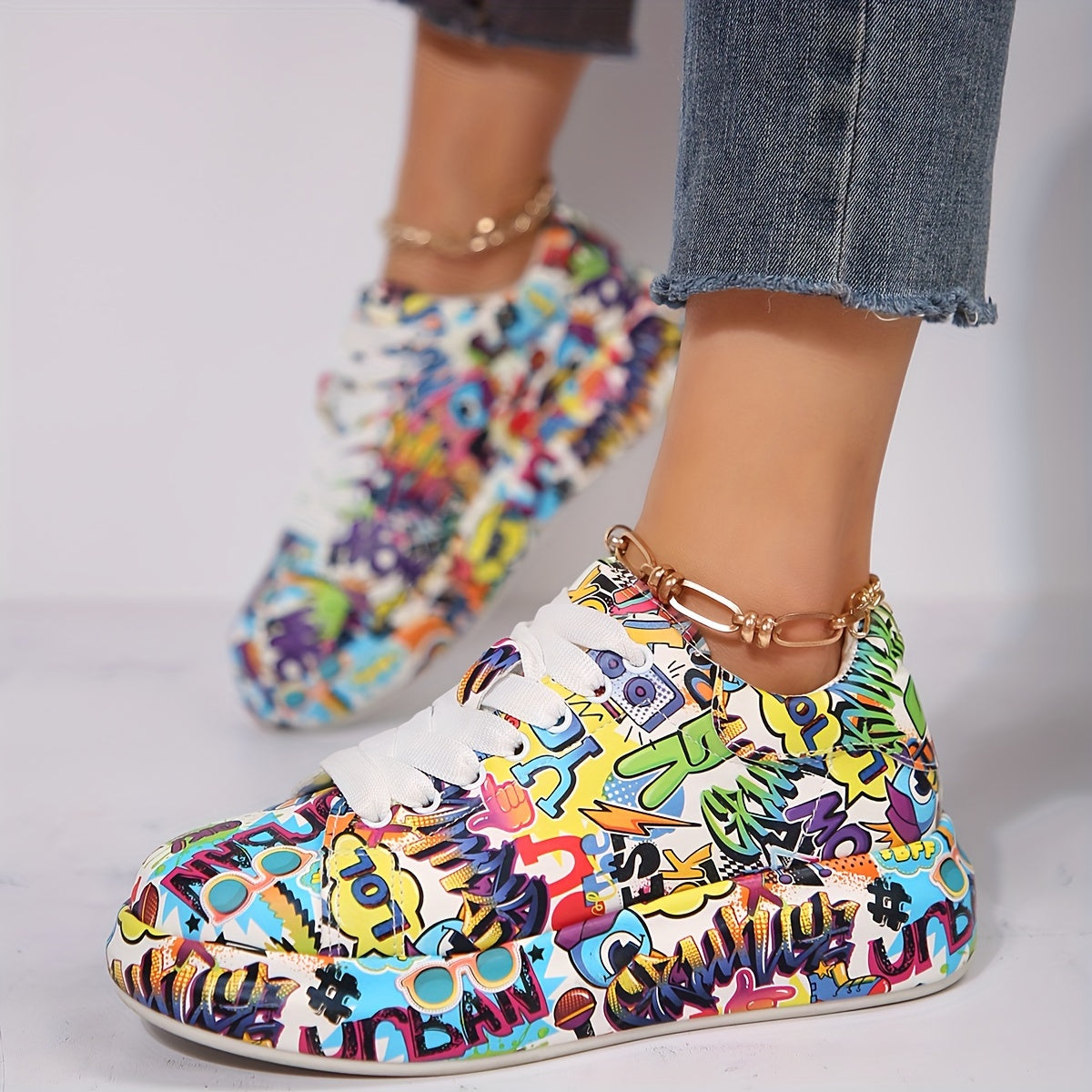 Zapatillas altas para mujer con suela acolchada de material sintético y graffiti vibrante