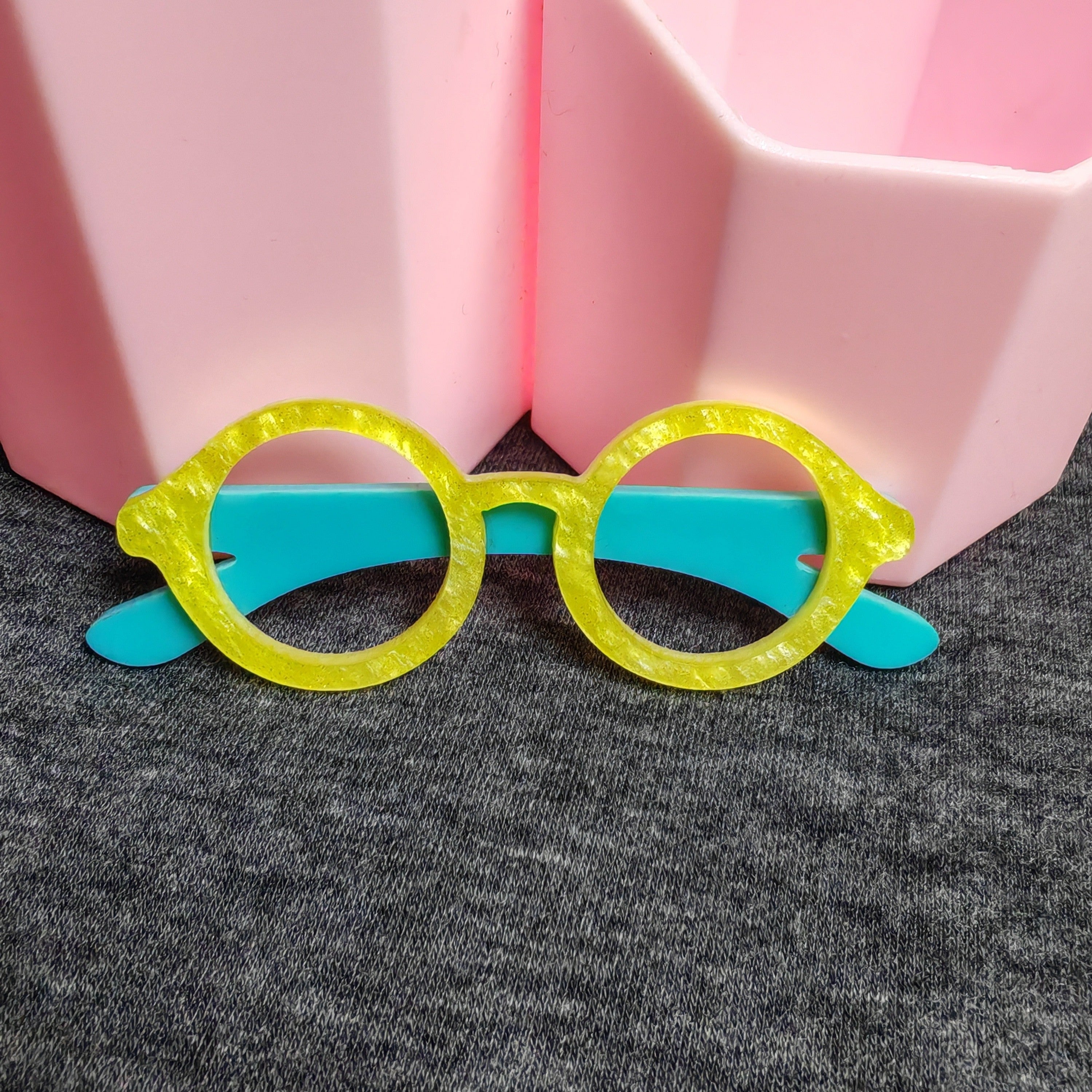 Vintage Cartoon Novelty Brooch: 1 dona sariq akril dumaloq ko'zoynak pin, zamonaviy notekis shakl, ayollar kiyimlari va zargarlik buyumlari uchun mukammal aksessuar