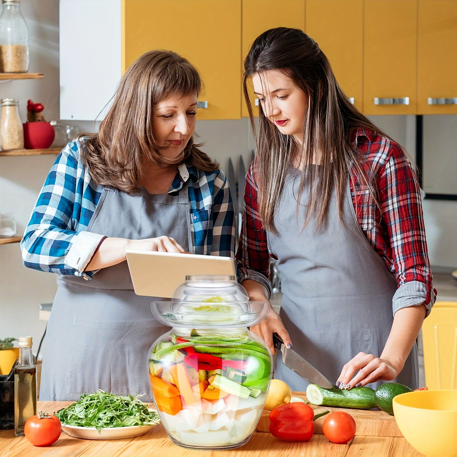 Банка для ферментации огурцов с крышкой с водяным уплотнением.
