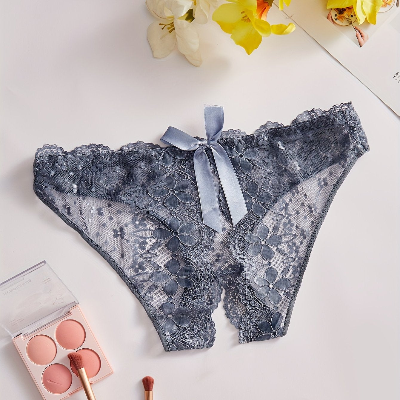 Ayollar uchun sexy ichki kiyim - ko'rinadigan dantelli, qorin qismisiz shortiklar.