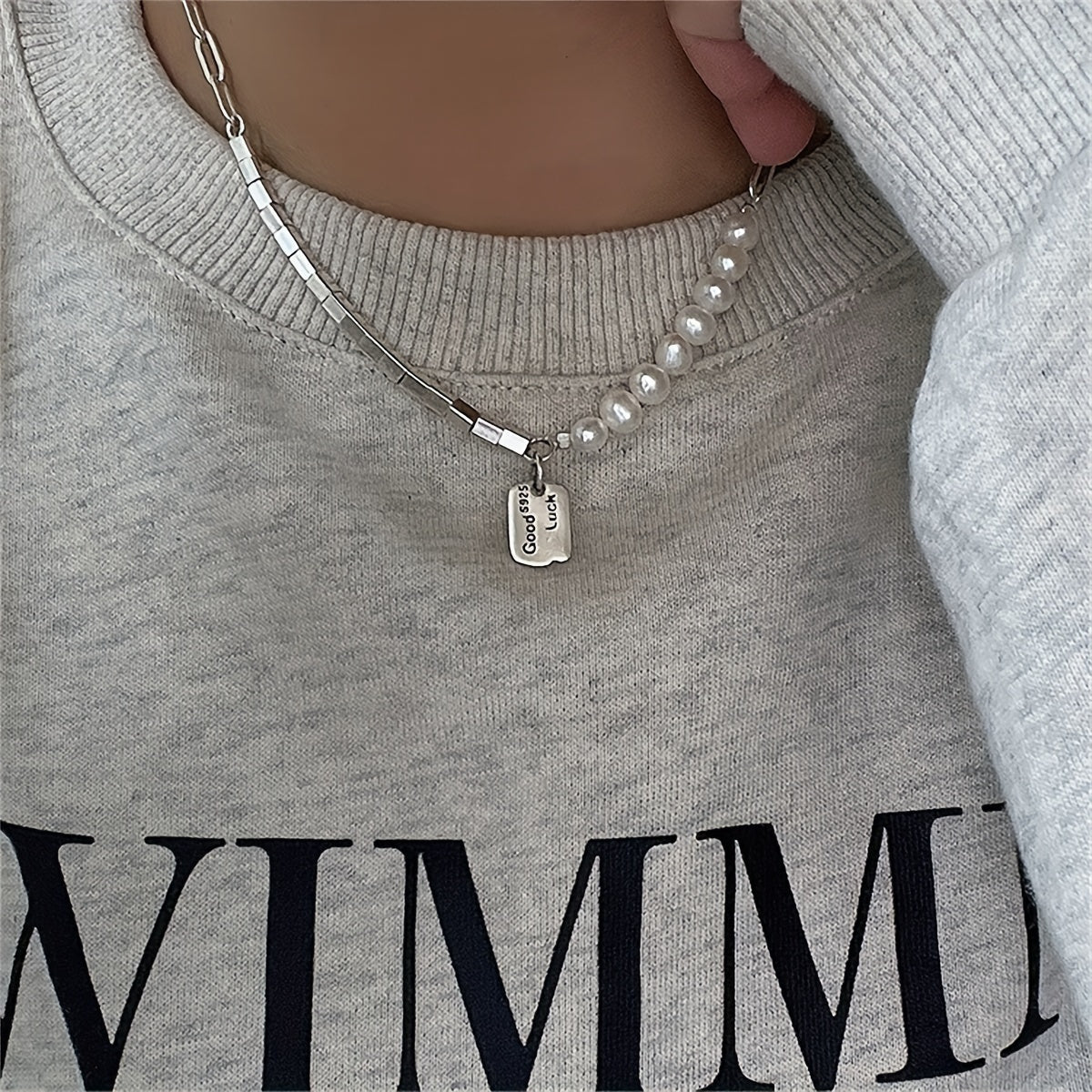 Серебряное ожерелье с ракушечным жемчугом и кулоном-тегом для женщин