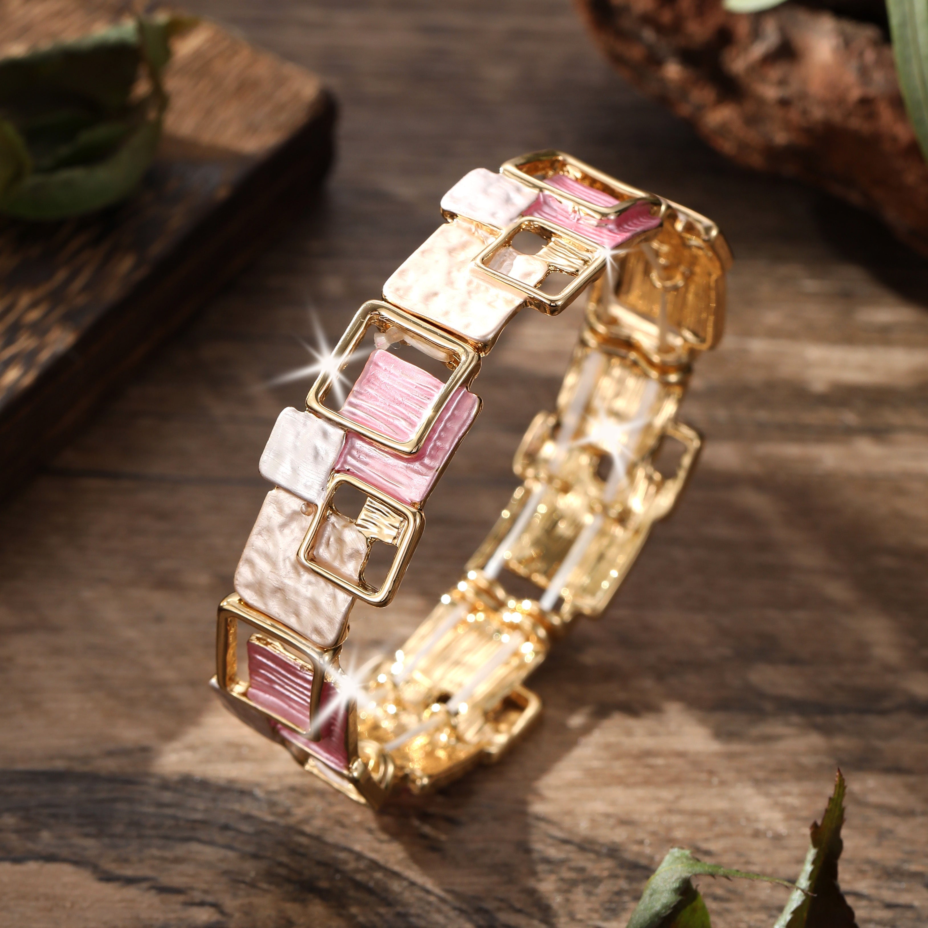 Chic Retro Bilaguzuk, Emal Aksentlari bilan, Oltin Qoplamali, Rux Qotishmasidan Yasalgan Bilaguzuk, Har Kun va Bayramlar Uchun Zamonaviy Uniseks Zargarlik, Mukammal Mardi Gras Hediye