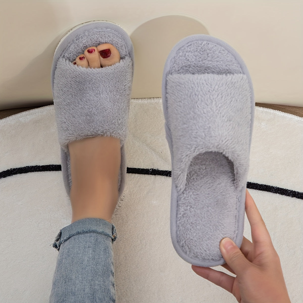 Ichki qulaylik uchun plush ochiq barmoq dizayni bilan asosiy bir rangli uy poyabzallari.