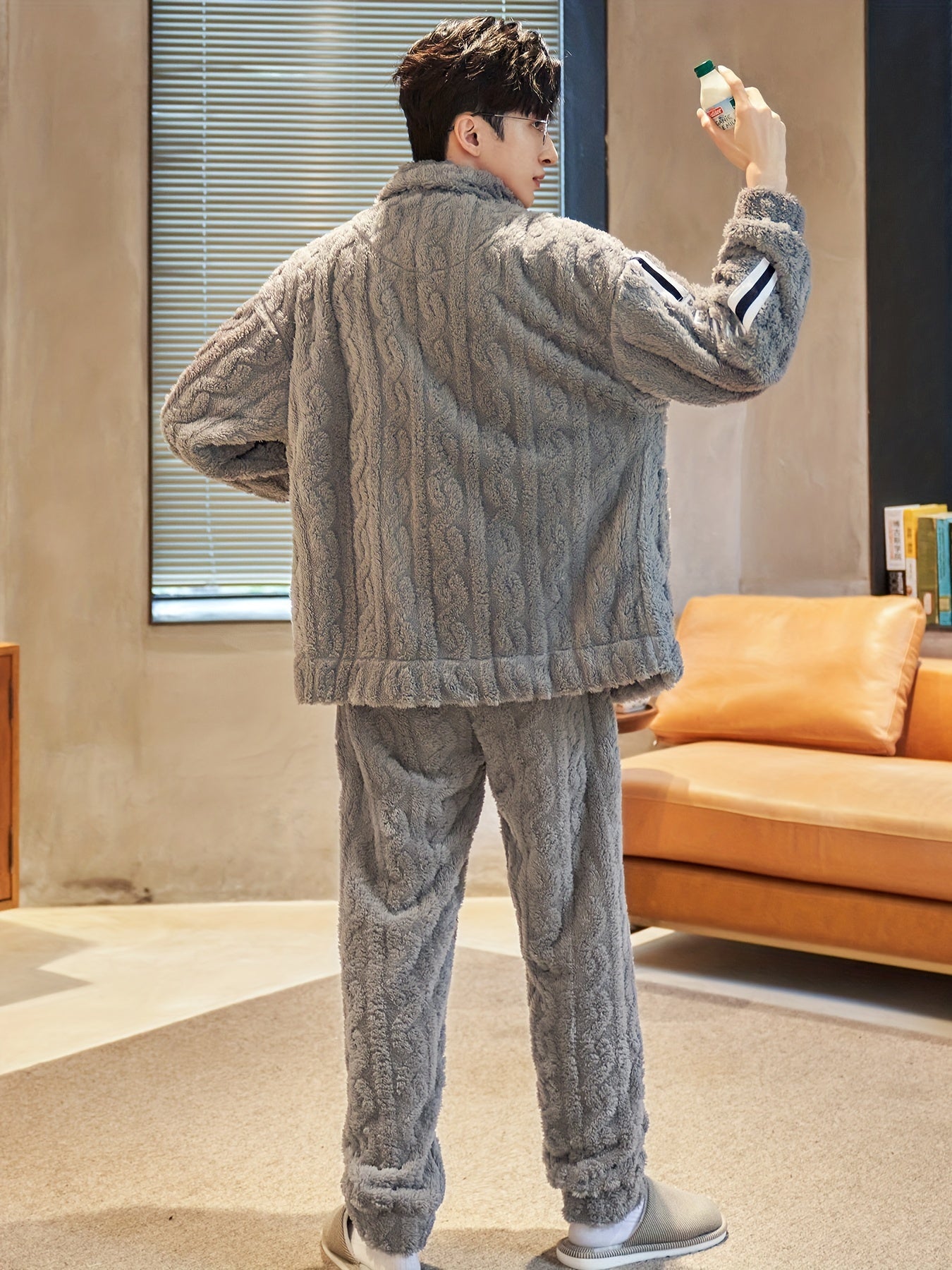 Conjunto de pijama de felpa de coral para hombre en invierno con cuello alto, cierre de cremallera y forro de terciopelo