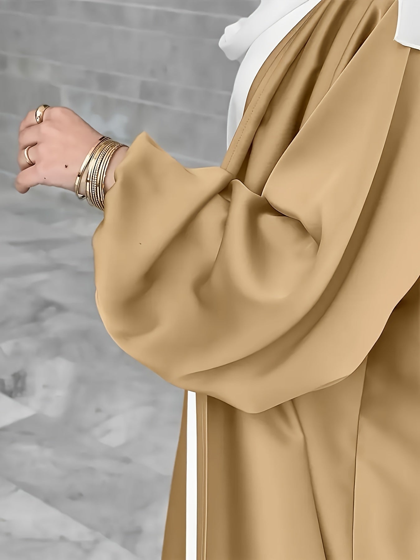 Uzoq, nafis ko'ylak puffed yenglar, yirtilgan pastki qismi, kamar va barcha mavsumlar uchun mos oddiy kesim bilan. Mustahkam rangli, cho'zilmaydigan polyesterdan tayyorlangan.