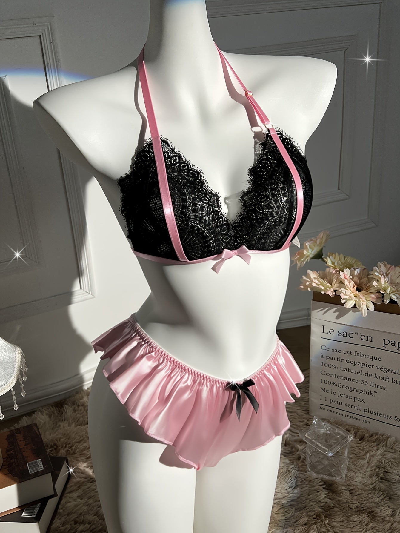 Jozibali dantelli ichki kiyim to'plami, halter brassiyer va yuqori bel brieflar bilan, erotik jozibani izlayotgan ayollar uchun mukammal.