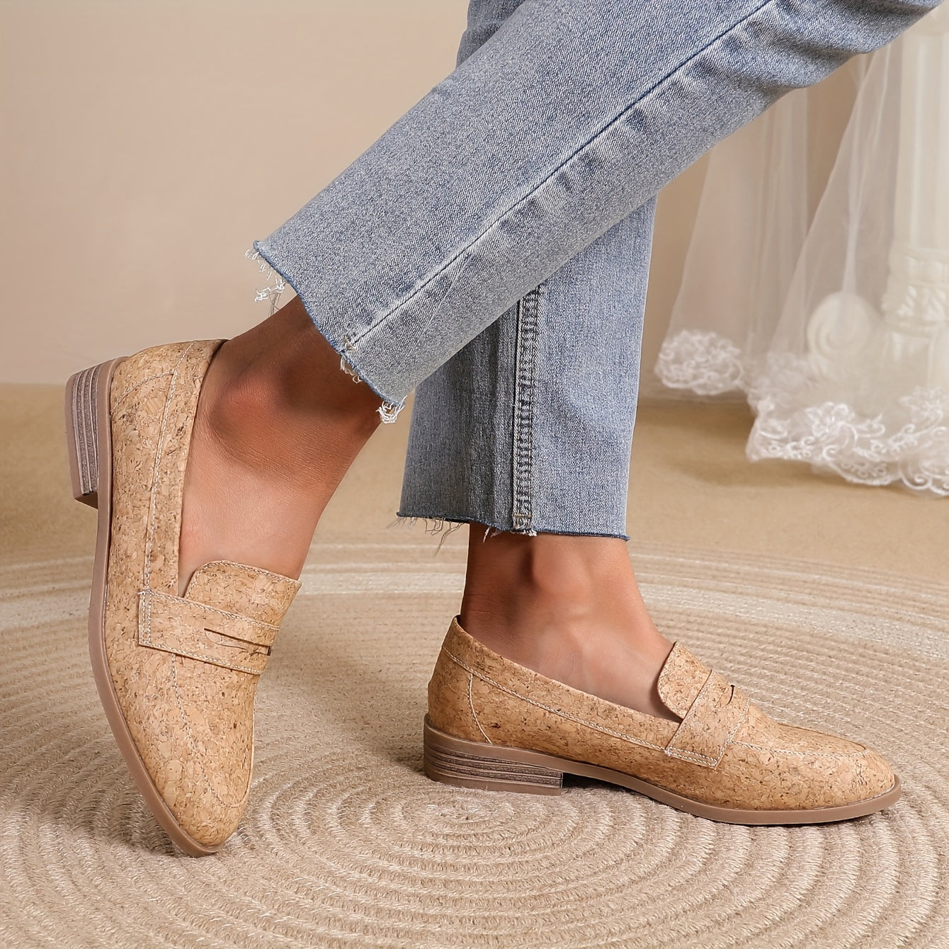 Ayollar uchun zamonaviy jigarrang slip-on loafers qulay dumaloq barmoq, tekis tovon va TPR taglik bilan parvarish qilish oson va barcha mavsumlarda kiyish uchun mo'ljallangan sun'iy charm haydovchi poyabzalni o'z ichiga oladi.