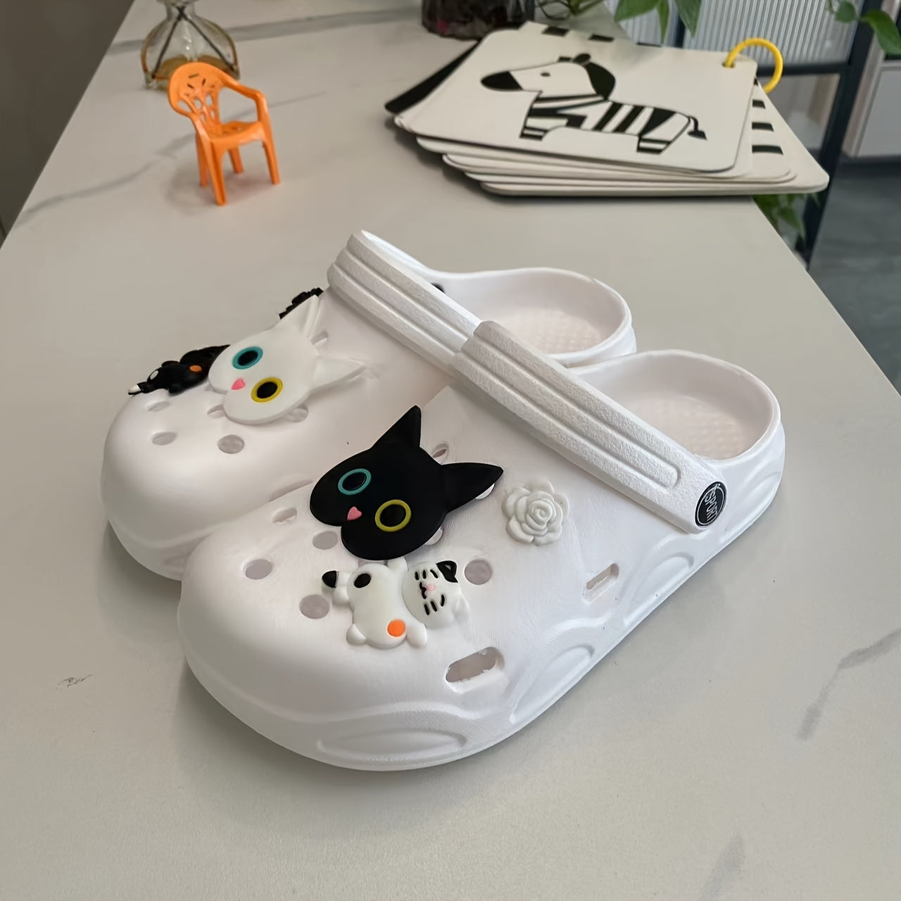 Женские пляжные туфли с милыми кошачьими украшениями, изготовленные из EVA-материала с нескользящей подошвой. Идеально подходят для пляжа, сада и домашней носки. Отличная идея для подарка на праздник. (Аксессуары не включены)