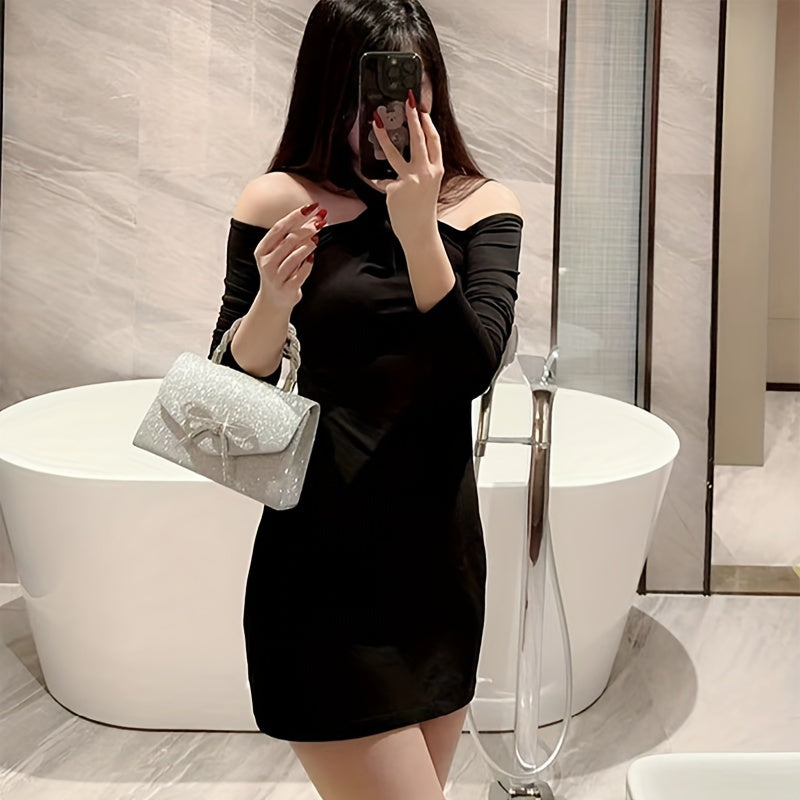 Стильная клатч-сумка для женщин с брошью в виде банта из страз и цепочным ремешком, выполненная из полиэстера. Магнитная застежка, доступна в черном, золотом и серебристо-сером цветах.