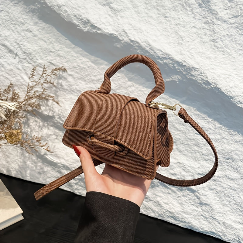 Kahaki, kulrang, pushti, yashil va och jigarrang ranglarda uslubiy mini crossbody sumka, sozlanadigan kamar, magnit yopish va astar bilan. Mustahkam rang, naqsh yoki bosma yo'q, chetlarini tugatish bilan.