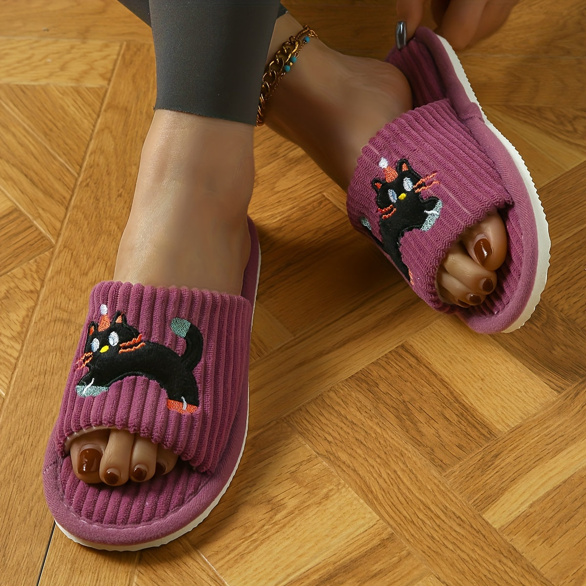 Uniseks multfilm mushuk Slip-On choyshablari, Santa shlyapasi bilan, ichki uy poyabzali