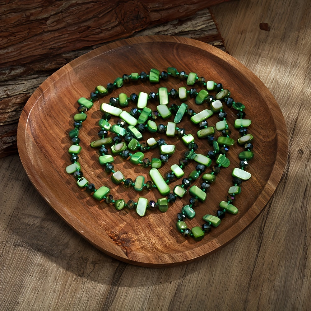 Kamalak kristallari va qobiq marjonlari bilan bezatilgan uzun tugilgan marjon - boho-chic, bohem uslubini sevuvchi ayollar uchun ideal sovg'a.