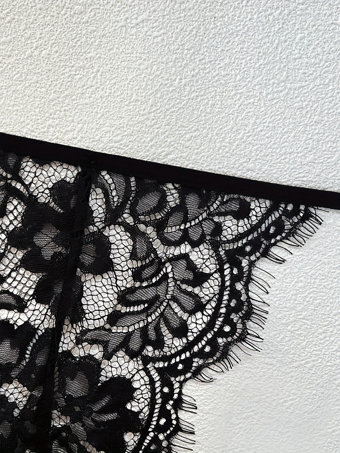 Женский комплект кружевного нижнего белья с бюстгальтером, поясом для чулок и стрингами