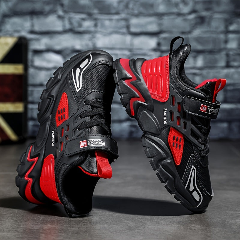 Bolalar uchun ochiq havoda faoliyatlar uchun sirpanmaydigan tagliklarga ega zamonaviy qalin poyabzallar.