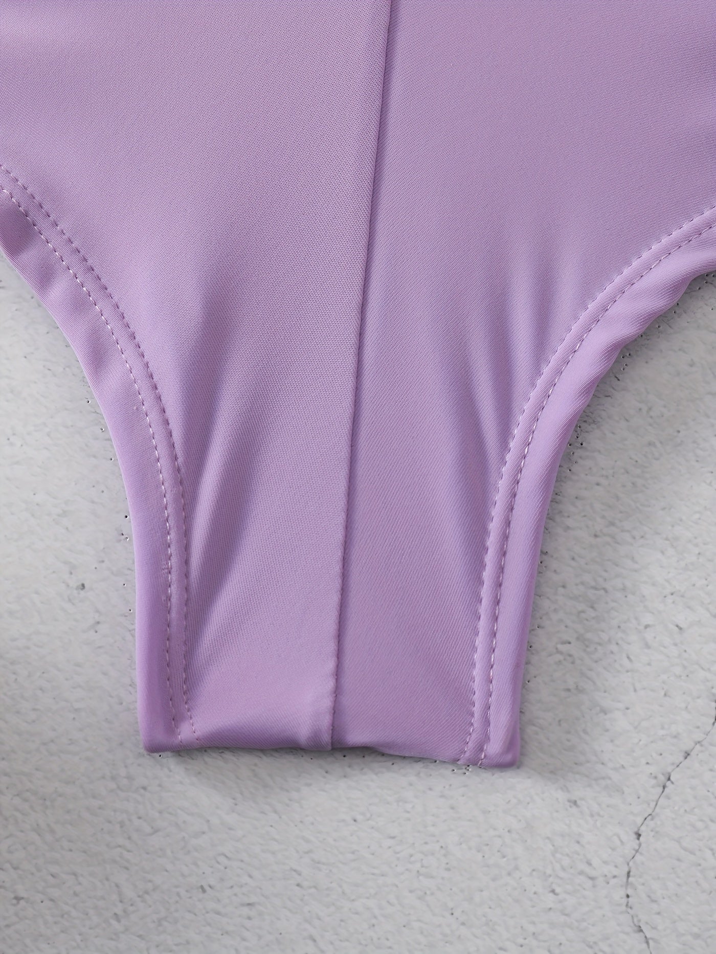 Yumshoq rangli yuqori cho'ziluvchan bikini pastki qismi, to'plangan, jozibali yuqori kesim uslubi.